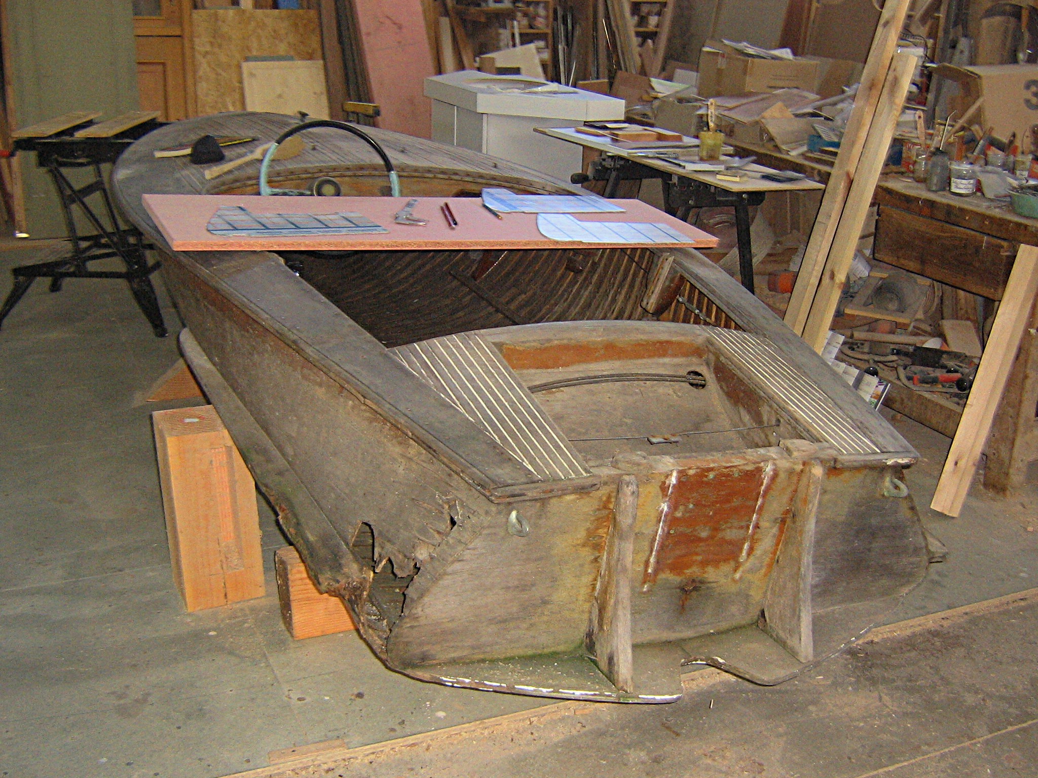 Réparation d'une coque de bateau dinghy en bois moulé par menuiserie Papavoine