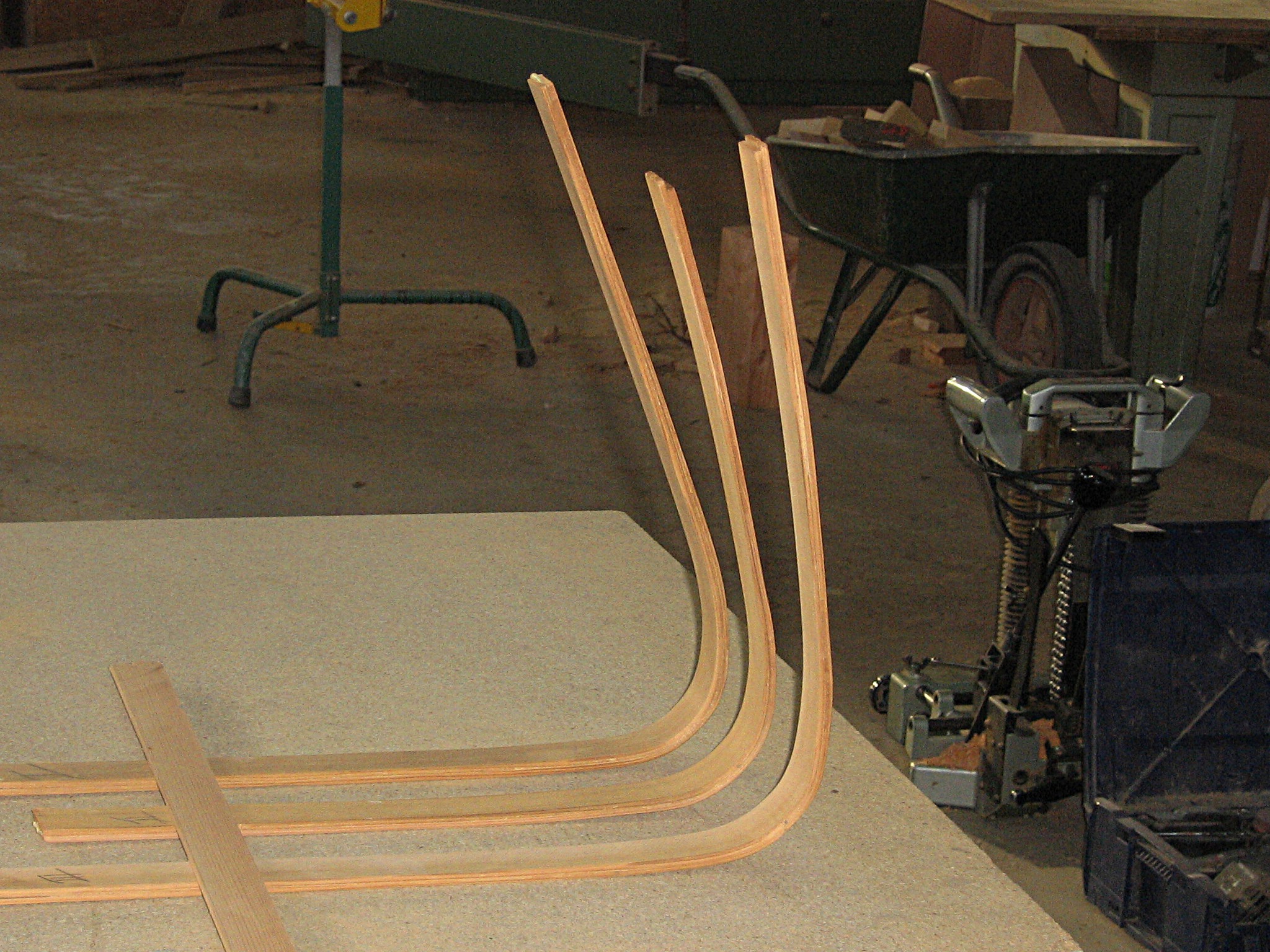 Réparation d'une coque de bateau dinghy en bois moulé par menuiserie Papavoine