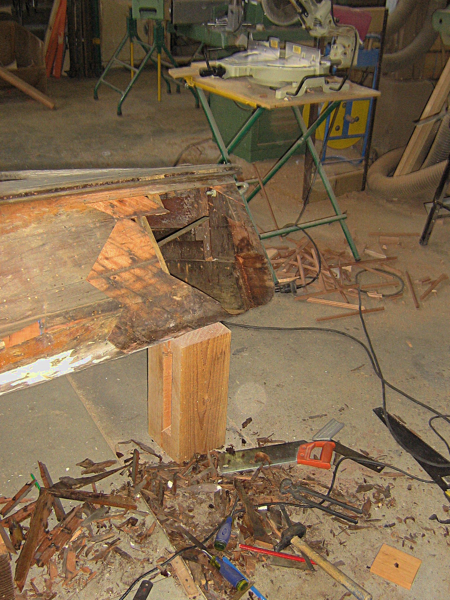 Réparation d'une coque de bateau dinghy en bois moulé par menuiserie Papavoine