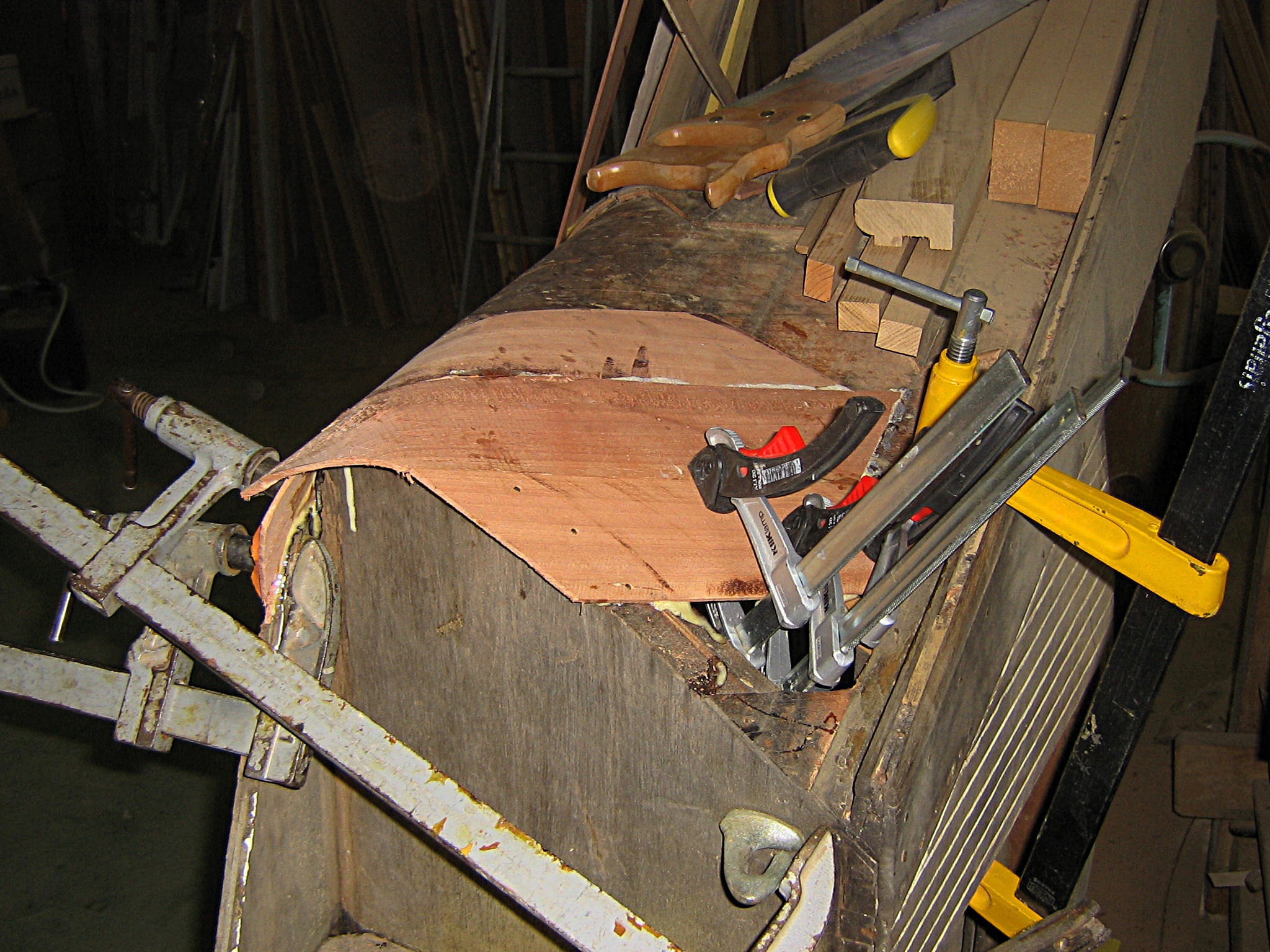 Réparation d'une coque de bateau dinghy en bois moulé par menuiserie Papavoine