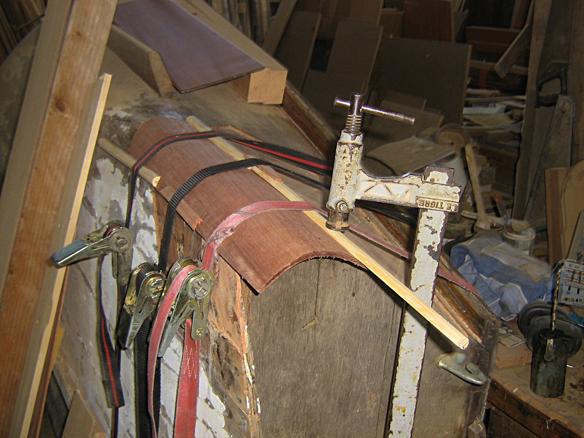 Réparation d'une coque de bateau dinghy en bois moulé par menuiserie Papavoine