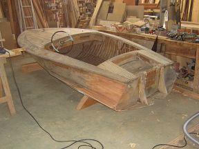 Réparation d'une coque de bateau dinghy en bois moulé par menuiserie Papavoine