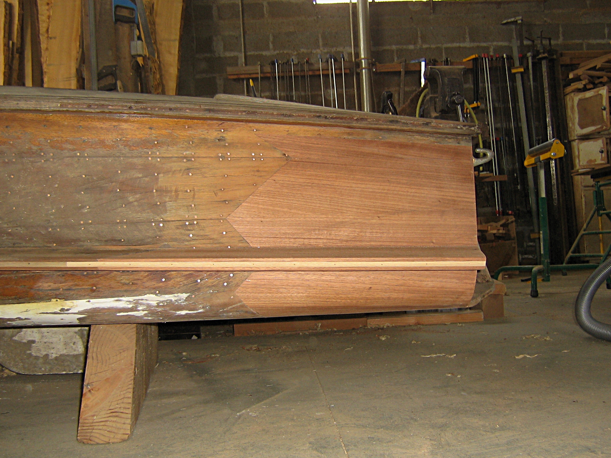 Réparation d'une coque de bateau dinghy en bois moulé par menuiserie Papavoine