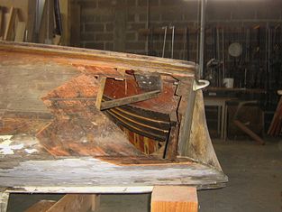 Réparation d'une coque de bateau dinghy en bois moulé par menuiserie Papavoine