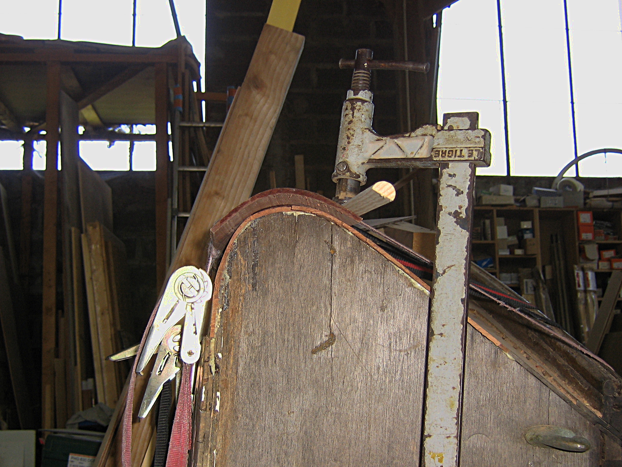 Réparation d'une coque de bateau dinghy en bois moulé par menuiserie Papavoine