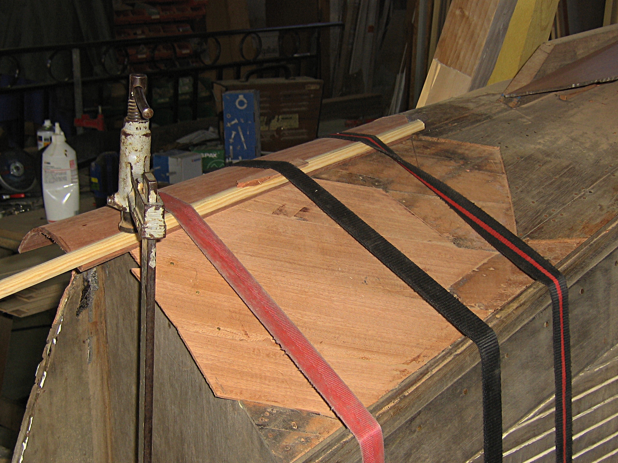 Réparation d'une coque de bateau dinghy en bois moulé par menuiserie Papavoine