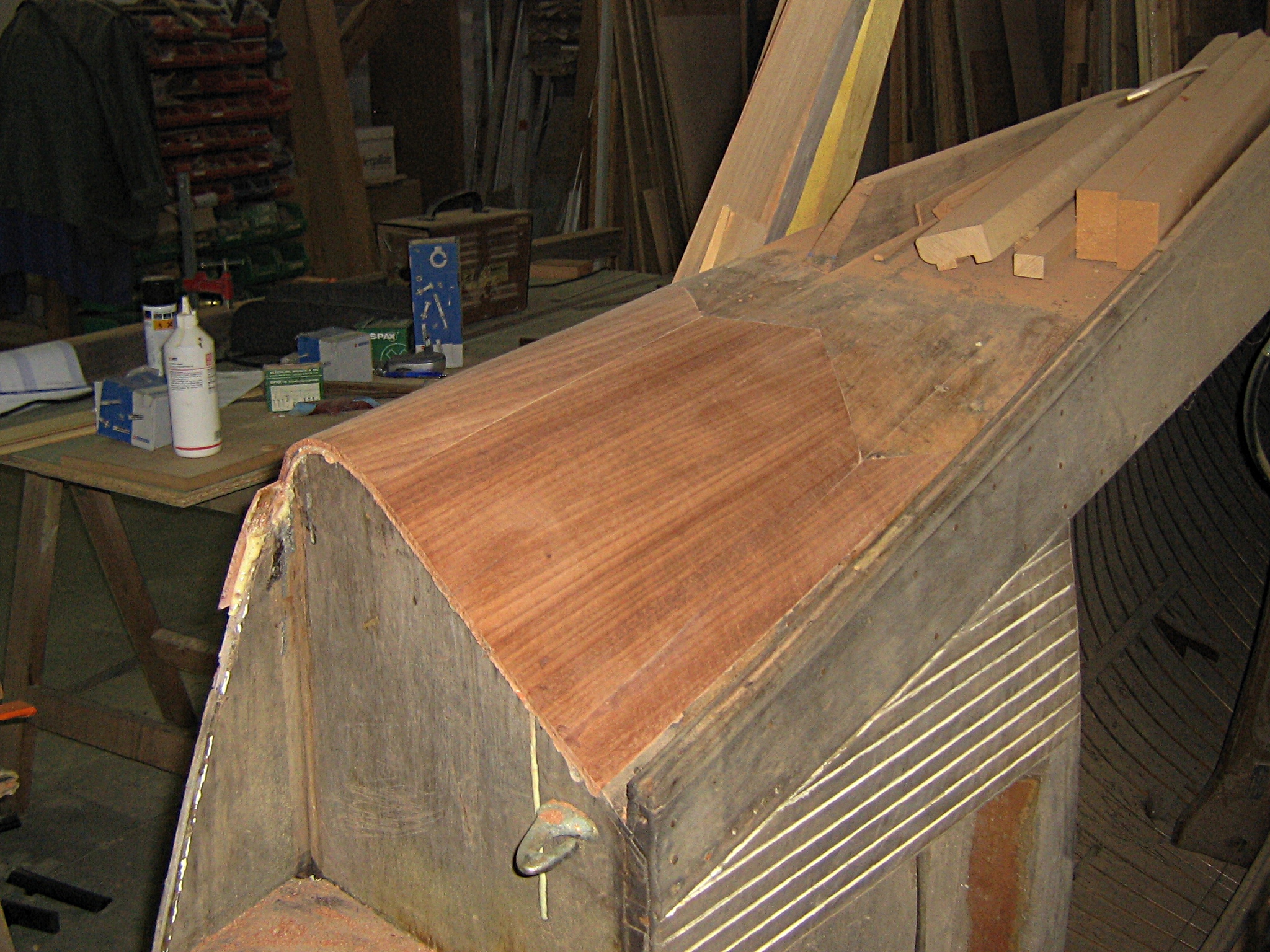 Réparation d'une coque de bateau dinghy en bois moulé par menuiserie Papavoine