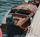 Réparation d'une coque de bateau dinghy en bois moulé par menuiserie Papavoine