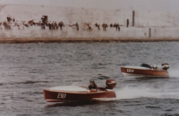 Réparation d'une coque de bateau dinghy en bois moulé par menuiserie Papavoine
