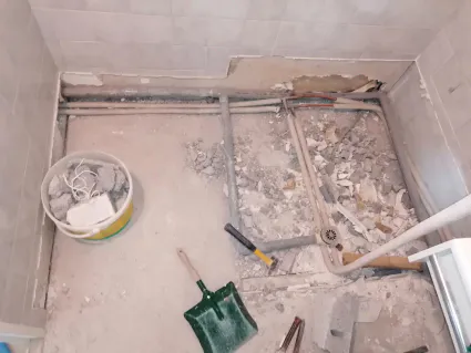 Depose totale salle de bain existante comprenant meuble vasque miroir rideau de douche robinetterie bac de douche cloison placo marche beton barre de maintien a reze 44