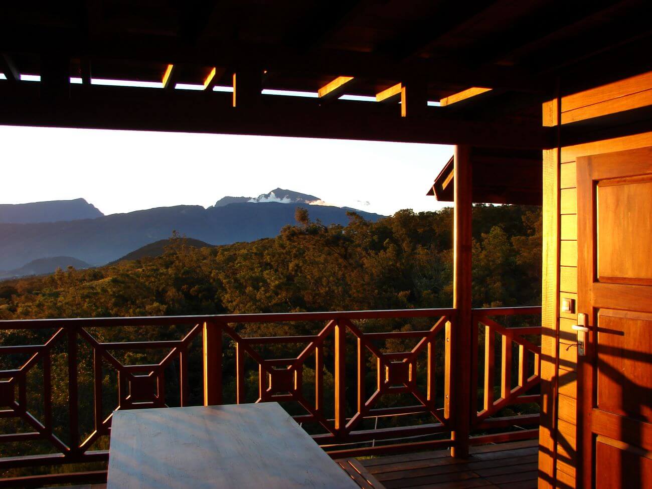Vue sur le piton des neiges terrasse inferieure gite crypto sign n 562