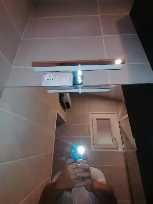 23 installation eclairage miroir salle de bain avec interrupteur et prise a reze