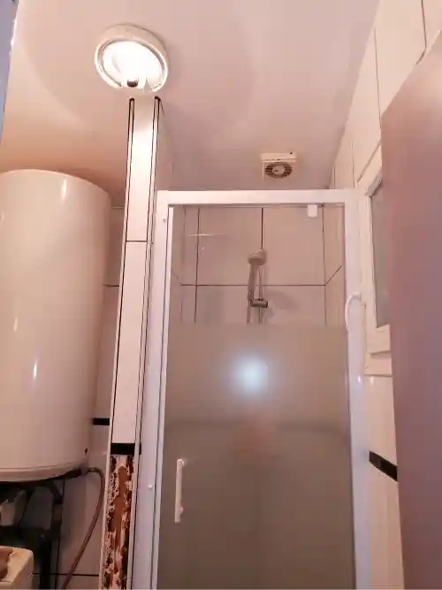 2 photo avant renovation d une d une salle de bain a reze