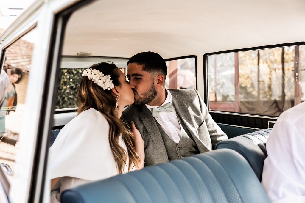 couple marié voiture ancienne mariage pur bonheur