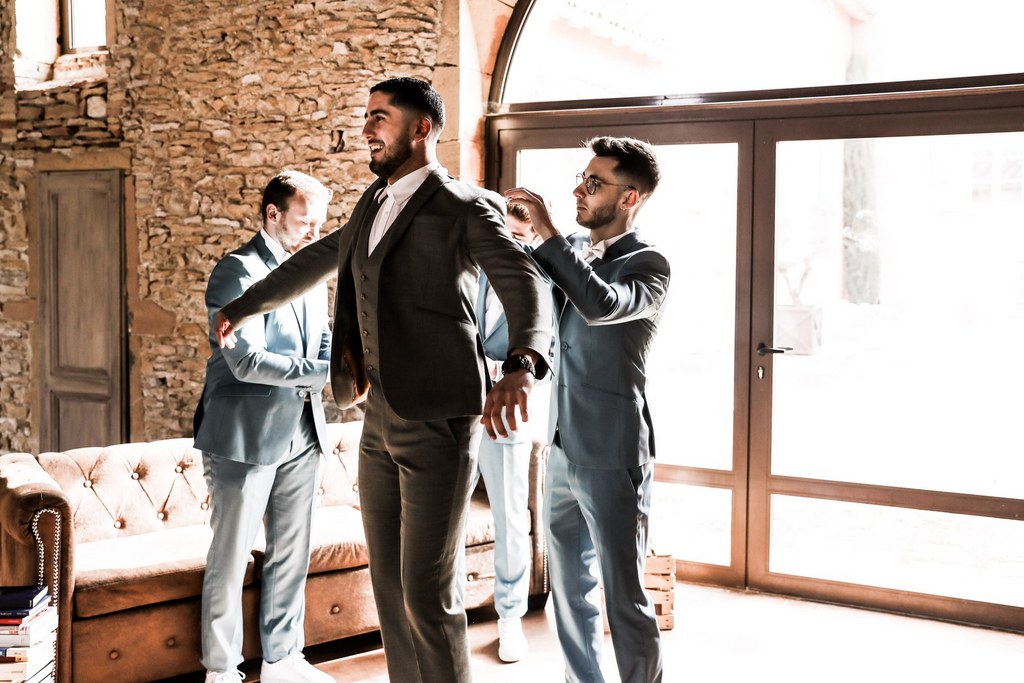 habillage du marie avec temoins mariage