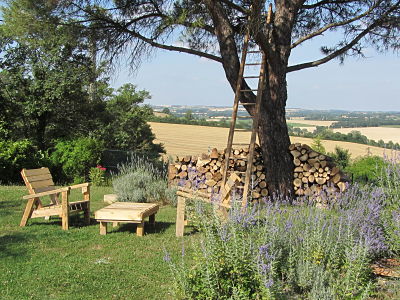 Jardin privatif et terrasse en bois de mélèze gîte bois et cailloux Montgaillard-Lauragais