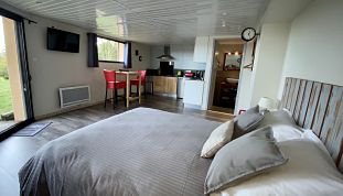 Loft avec cuisine équipée et lit en 160x200, gîte Bois et Cailloux Montgailard-Lauragais