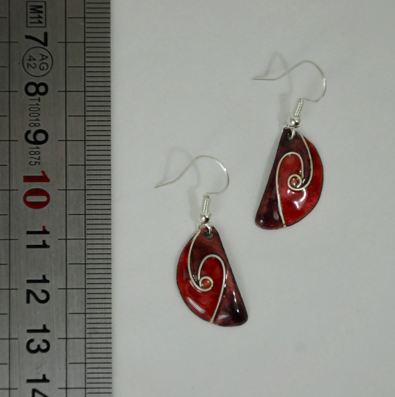 Boucles-demie-lune-mauve-rouge-2