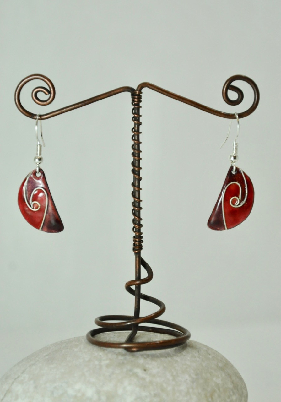 Boucles-demie-lune-mauve-rouges