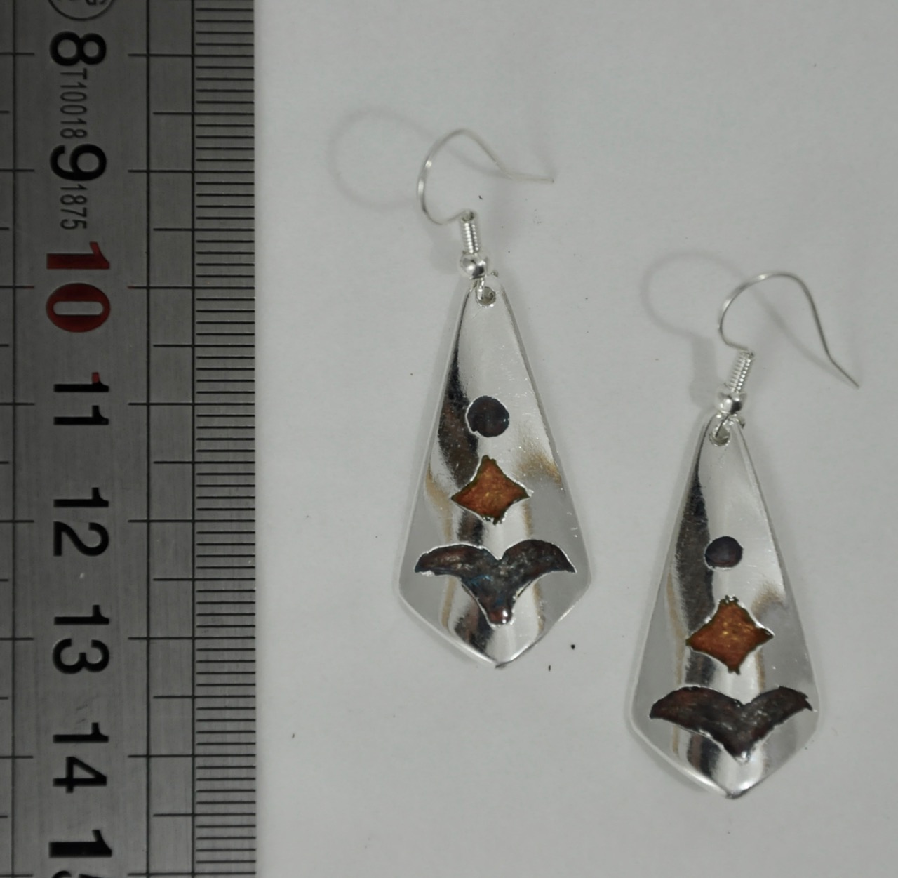 Bocles d'oreilles métallique losanges 
bleu et orange.