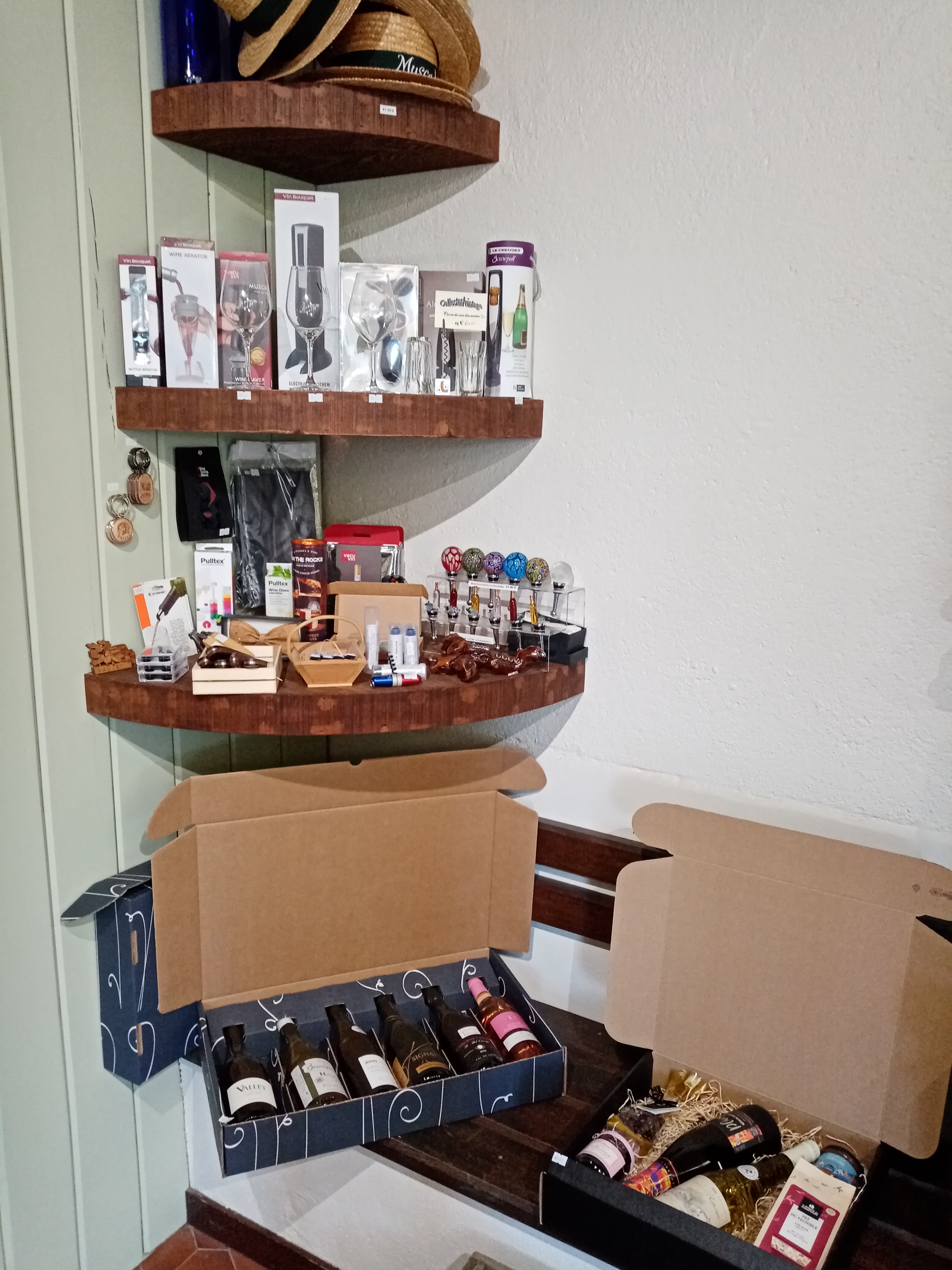 Nantillais, Confitures Muroise &Cie, terrines Joseph de la Bouvrie, escargots du Valde Loire, Thés du comptoire des saveurs, Liqueurs de la Distillerie Divine......
