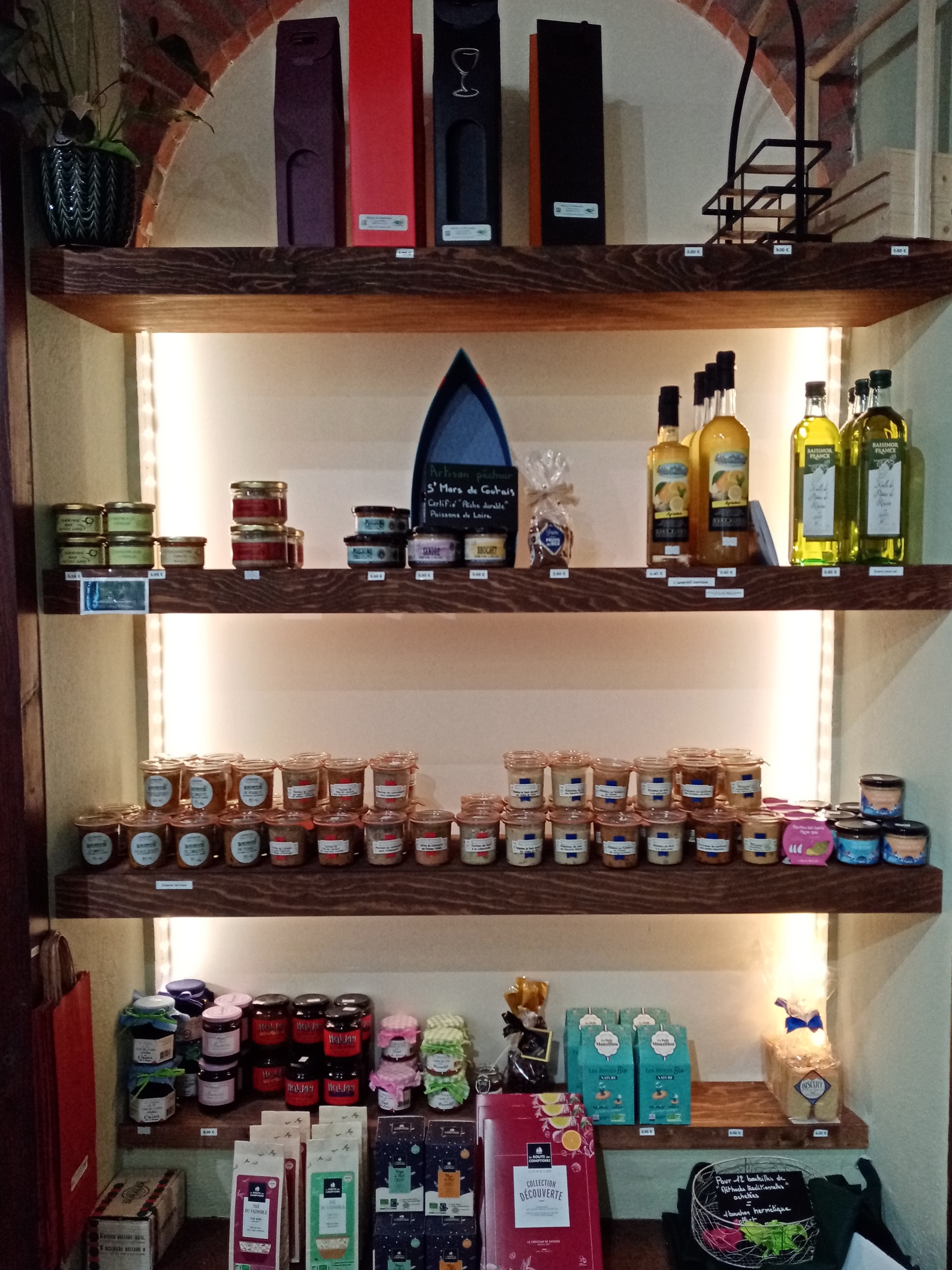 Produits locaux et régionaux, terrines de la mer, terrines de la terre , confitures Muroise et Cie, Grains de raisin au chocolat, Petits Mouzillons (nouvelle recettes), thés de la Route des Comptoirs, Nantillais......
