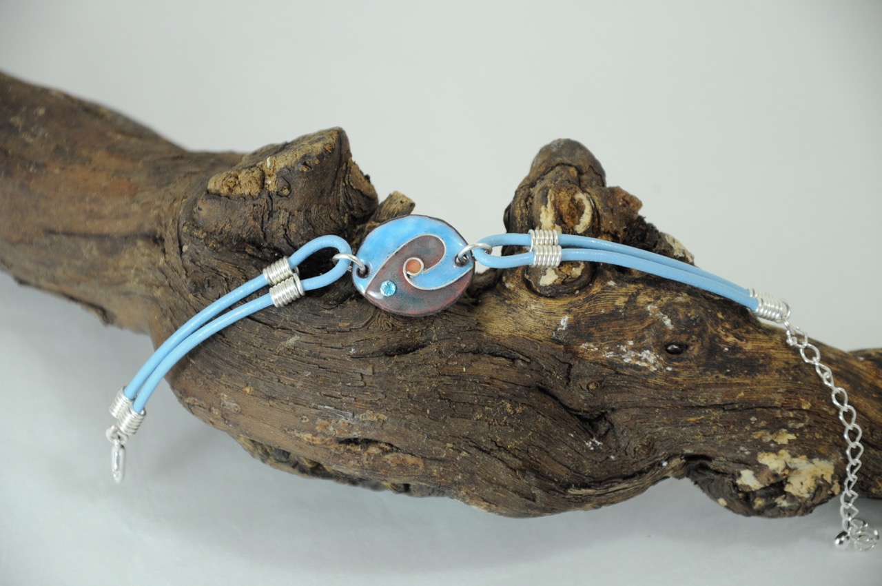 Bracelet-turquoise-ovale-sur-une-branche