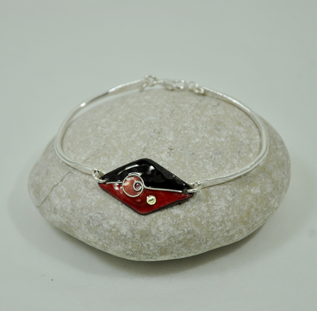 Bracelet-me-tal-noir-rouge