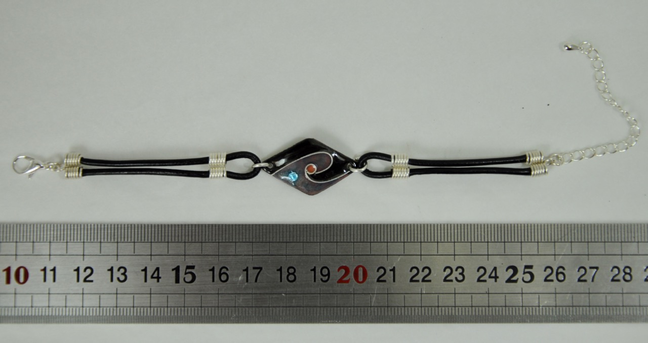 Bracelet-noir-bleu-losange-2