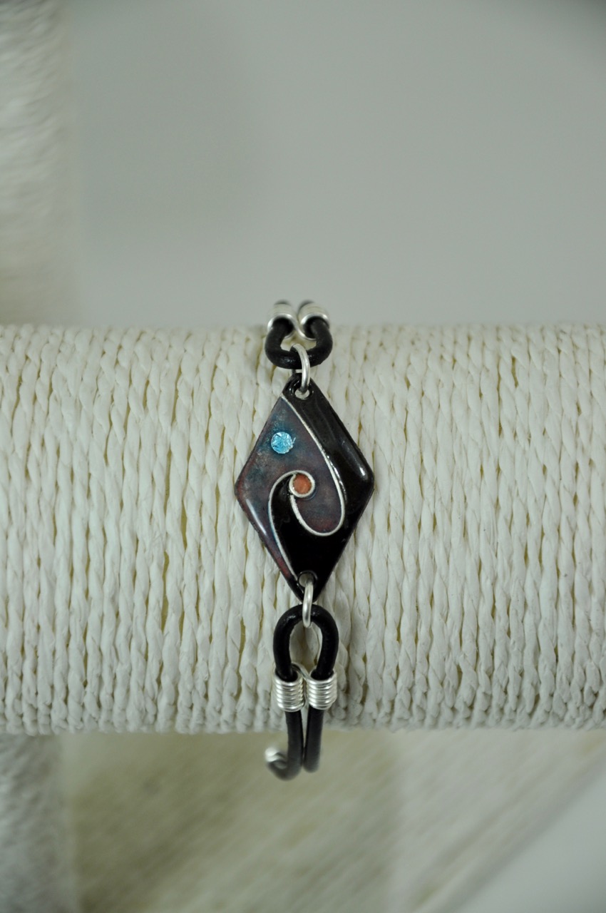 Bracelet-noir-bleu-losange