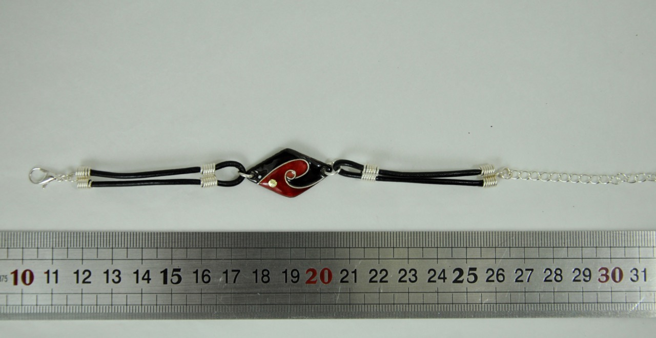 Bracelet-noir-rouge-losange-2