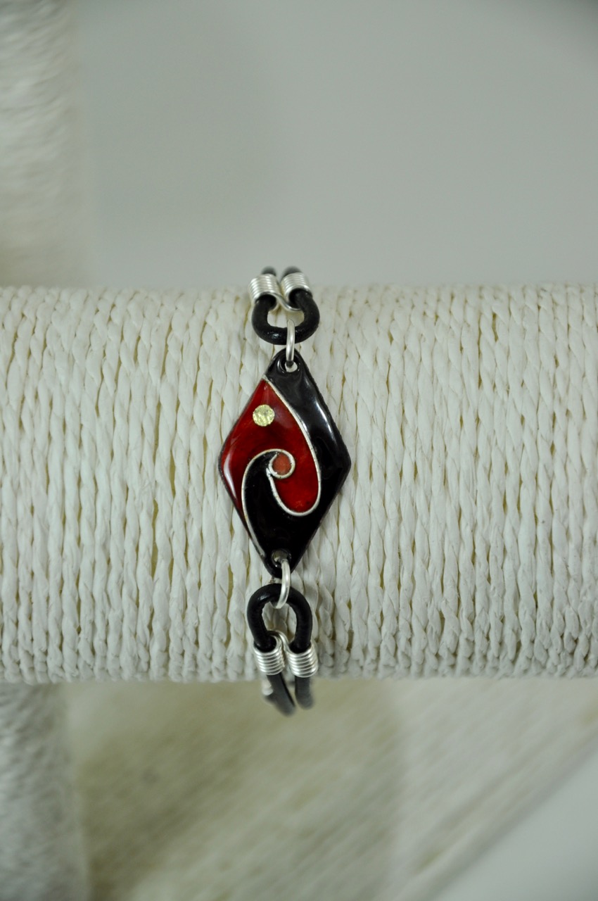 Bracelet-noir-rouge-losange