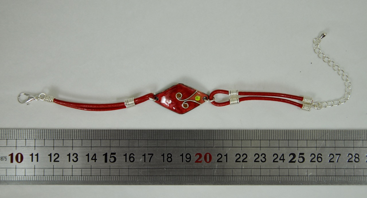 Bracelet-rouge-losange-2