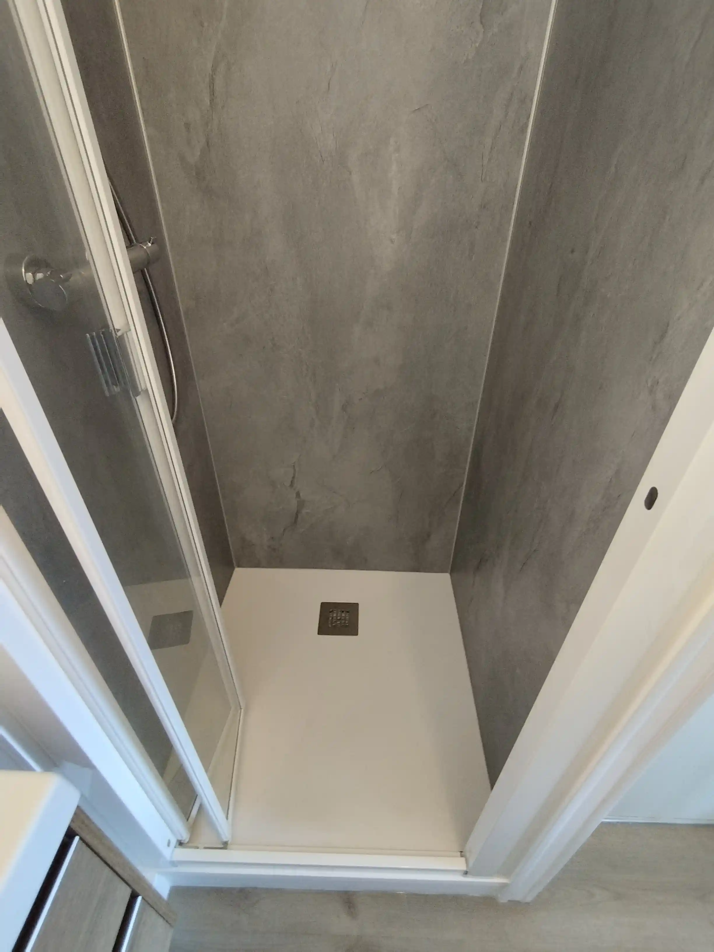 Renovation d une douche avec panneaux d habillage recouvrant le carrelage etanche et sans joint pour salle d eau a saint sebastien sur loire 44230 