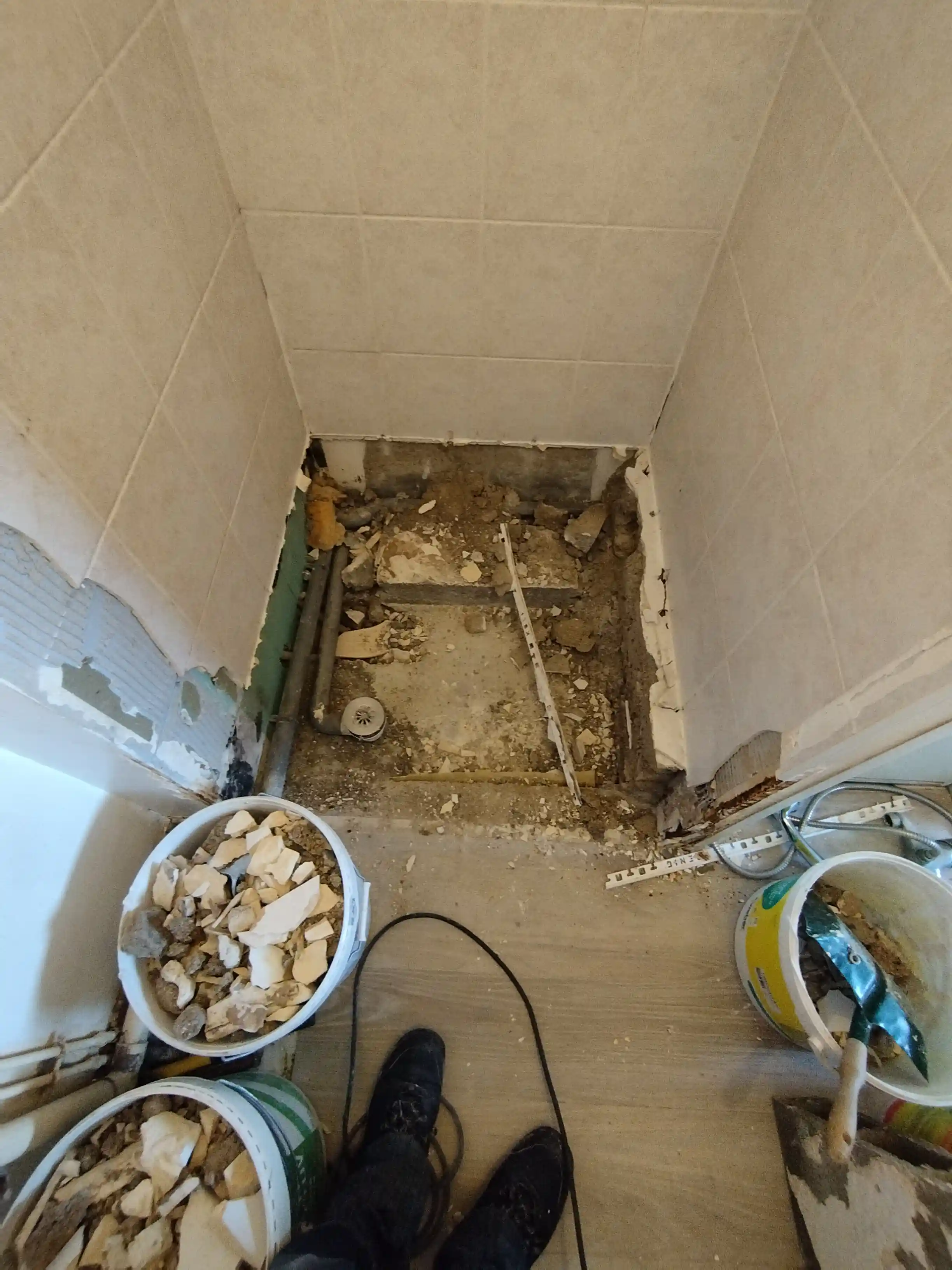 Demolition de cette petite salle d eau a saint sebastien sur loire 44230 
