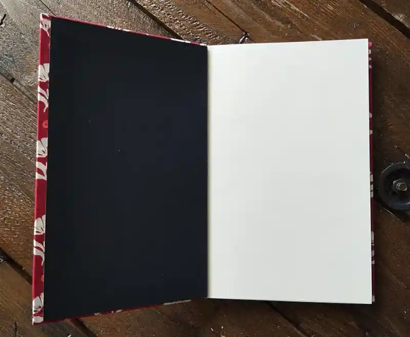 2025 06 carnet rouge fleurs blanches 4 