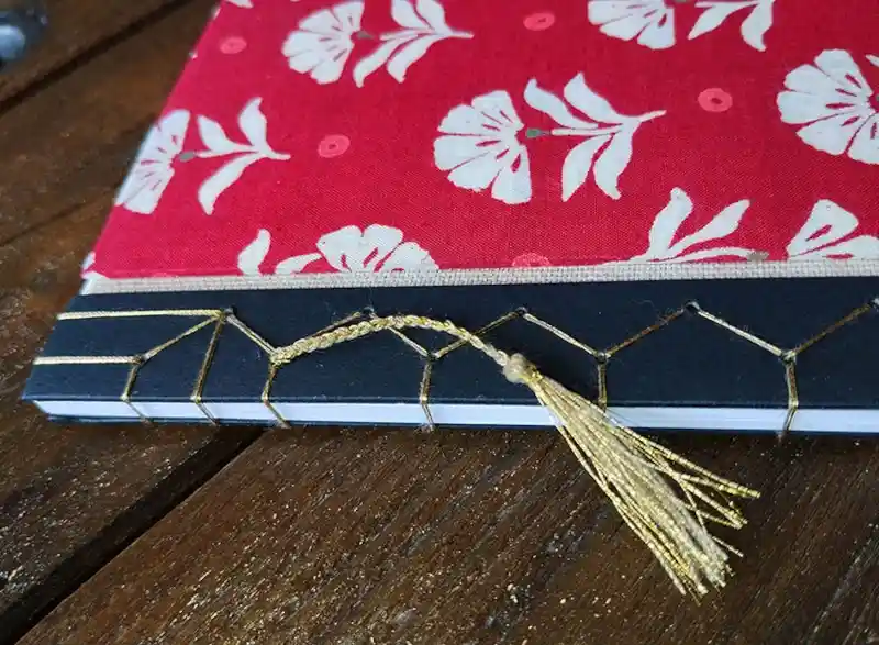 2025 06 carnet rouge fleurs blanches 3 