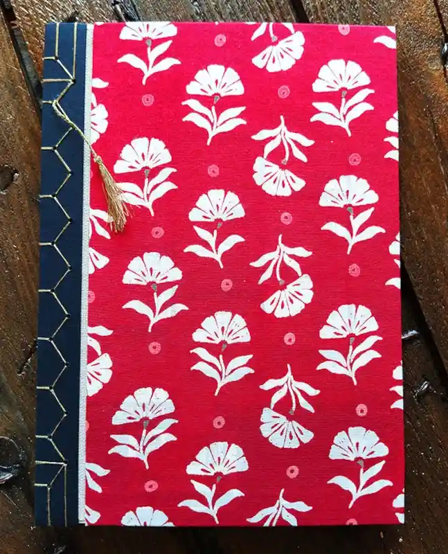 2025 06 carnet rouge fleurs blanches 1 