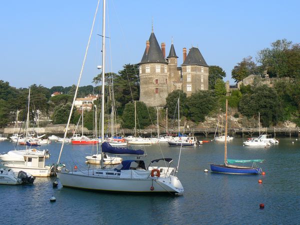 Bateau au pied du chateau 101