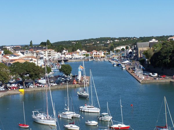 Vue aerienne du port de peche 77