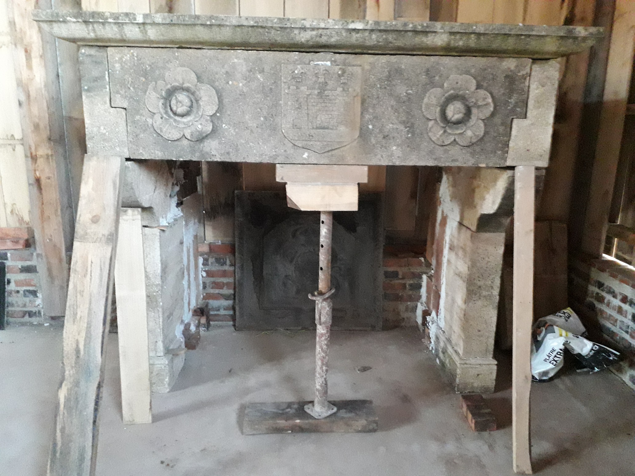 Ref 83 am cheminee a clef en pierre de langres 2 