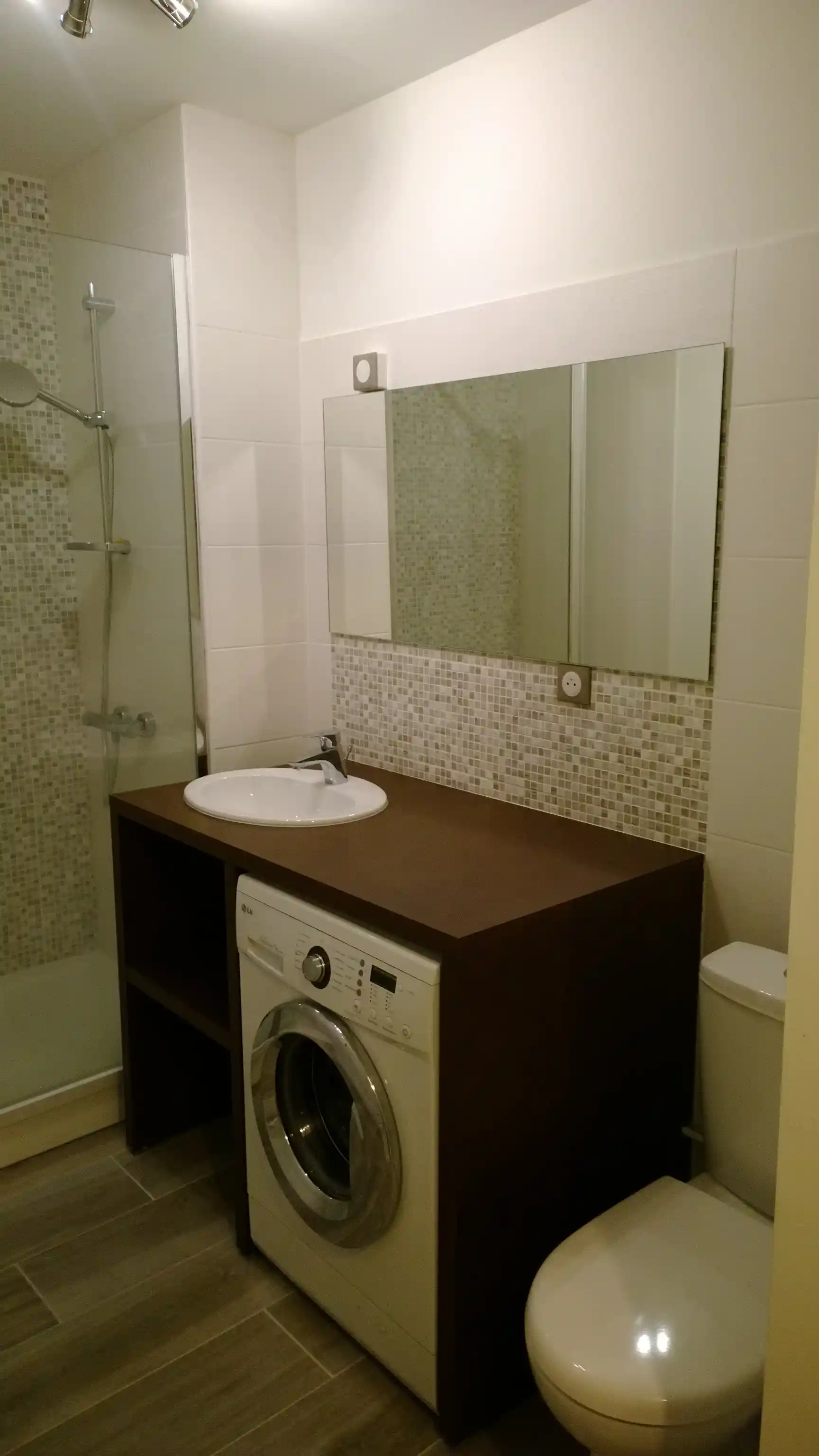 14 l ancien lavabo a ete remplace par un meuble de salle de bain sur mesure avec lave linge integre et lavabo encastre a vertou 44120 