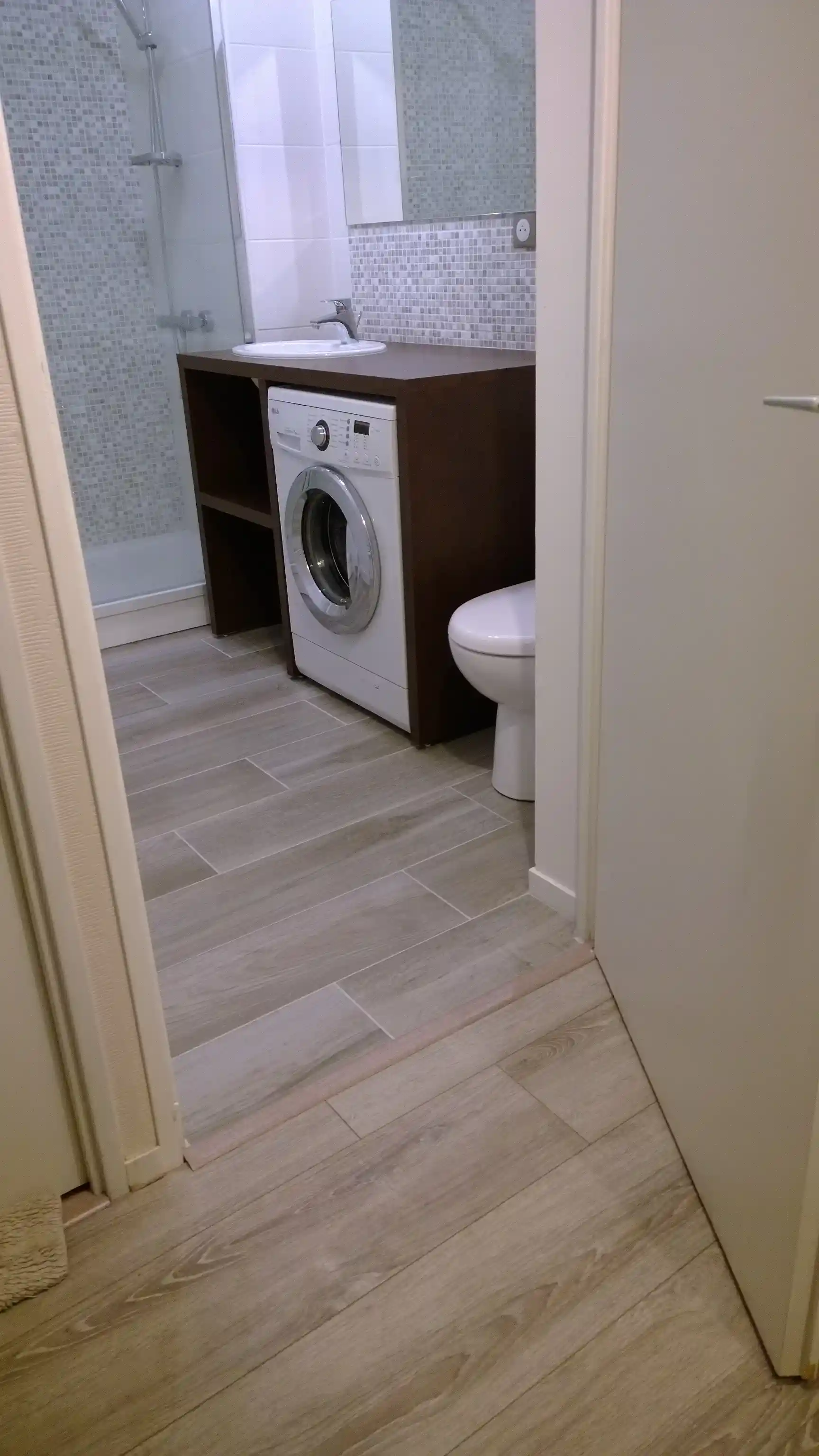 8 installation du carrelage sol en pose quinconce a joints decales pour cette salle de bain a vertou 44120 