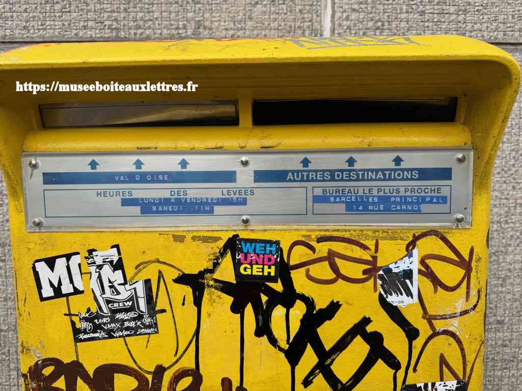 boite aux lettres ptt taguée banlieue
