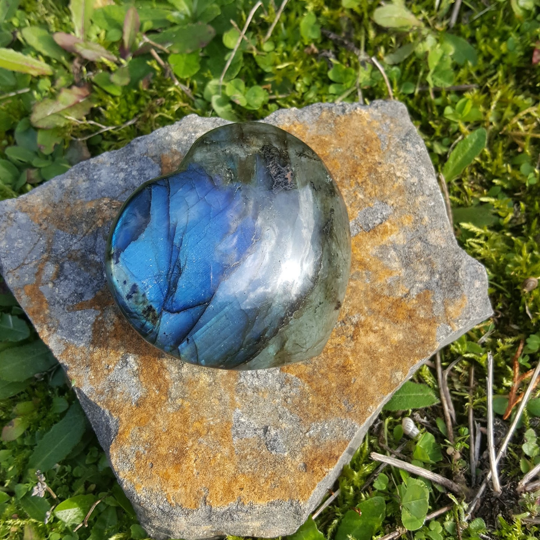 coeur labradorite Madagascar poli main