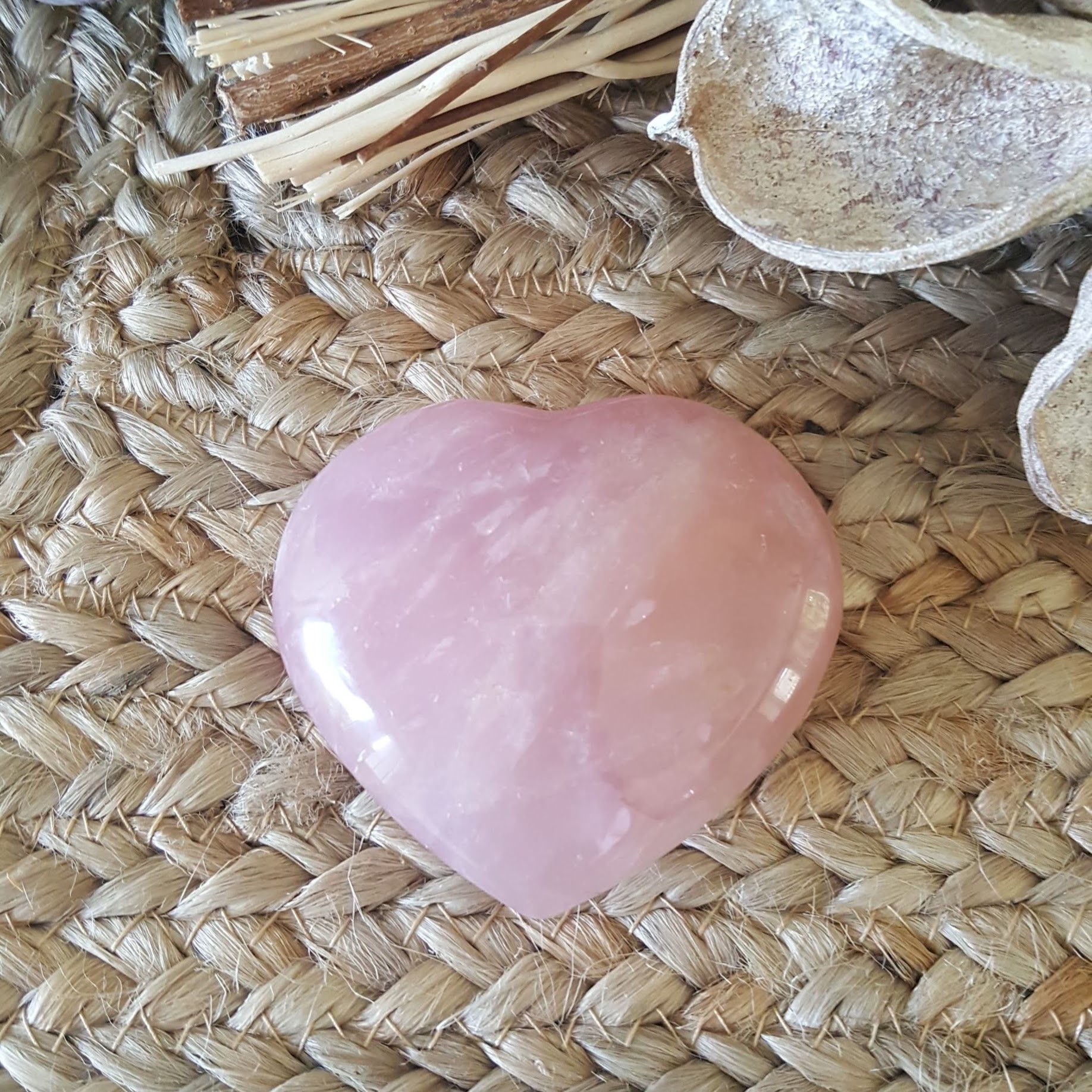 coeur quartz rose madagascar poli main