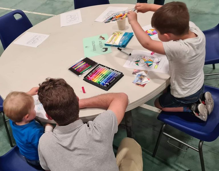 Atelier de coloriage pendant les CréActives de Lagord. David et Maryne Vereecken.
