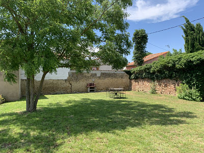 Gîte la Cordonnerie à Renneville, Jardin intime de 300m2 avec vue sur les Pyrénèes