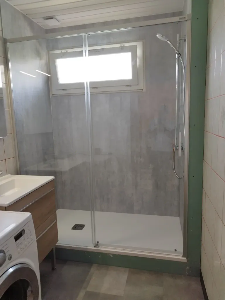 12 installation d une douche avec des panneau recouvre le carrelage etanche et sans joint a nantes