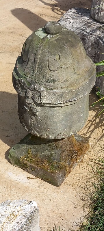 Ref 539 1 haut de pilier sculpte